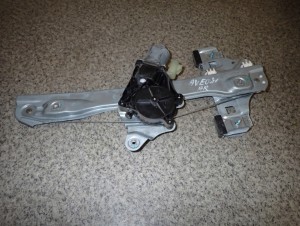 CHEVROLET AVEO T300 PODNOŚNIK SZYBY TYLNY PRAWY 2/4 MINIATURA