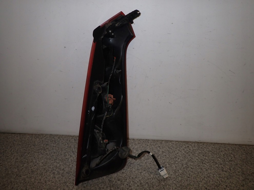 NISSAN NOTE E11 06-09 LAMPA TYLNA PRAWA 4/8