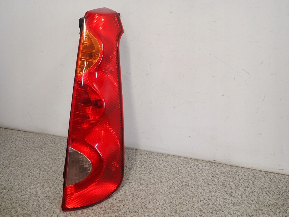 NISSAN NOTE E11 06-09 LAMPA TYLNA PRAWA 6/8