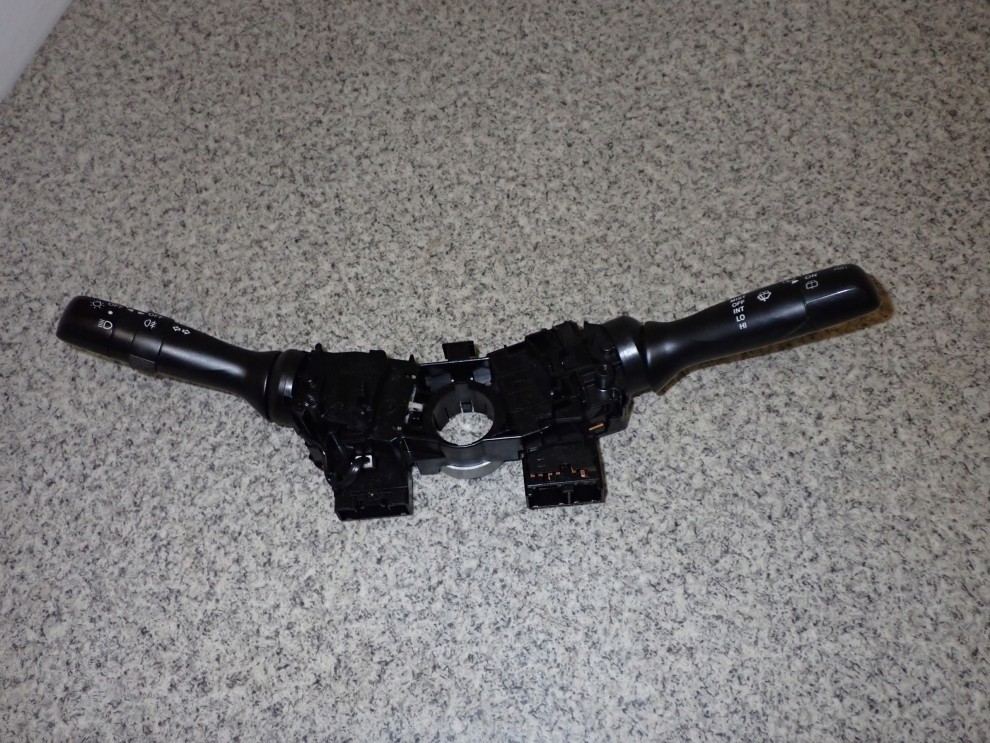 TOYOTA AYGO 05- PRZEŁĄCZNIK POD KIEROWNICĘ ŚWIATEŁ WYCIERACZEK 1/8