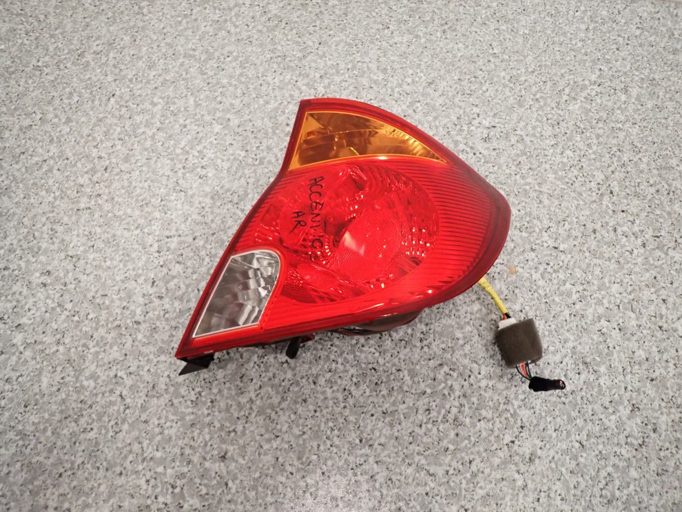 HYUNDAI ACCENT 03-05 LAMPA TYLNA LEWA EUROPA 2/6