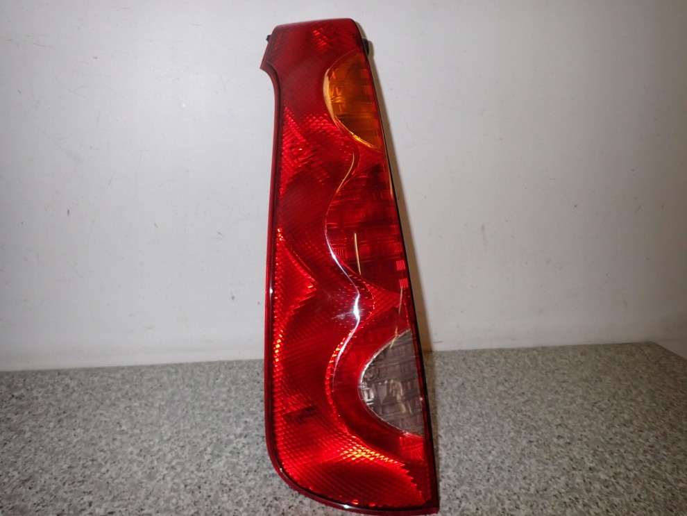 NISSAN NOTE E11 06-09 LAMPA TYLNA LEWA 2/6