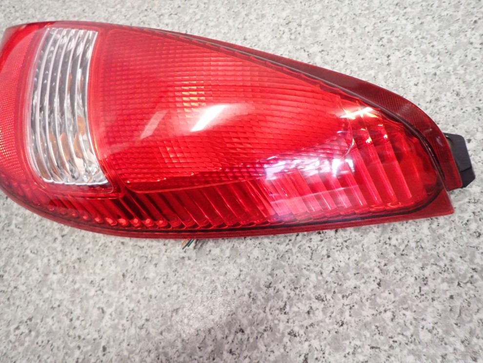 SUZUKI LIANA 02-04 LAMPA TYLNA PRAWA 5/7