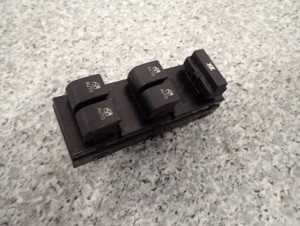 KIA CEED HB 06-12 PANEL STREROWANIA SZYBAMI LEWY 6/6 MINIATURA