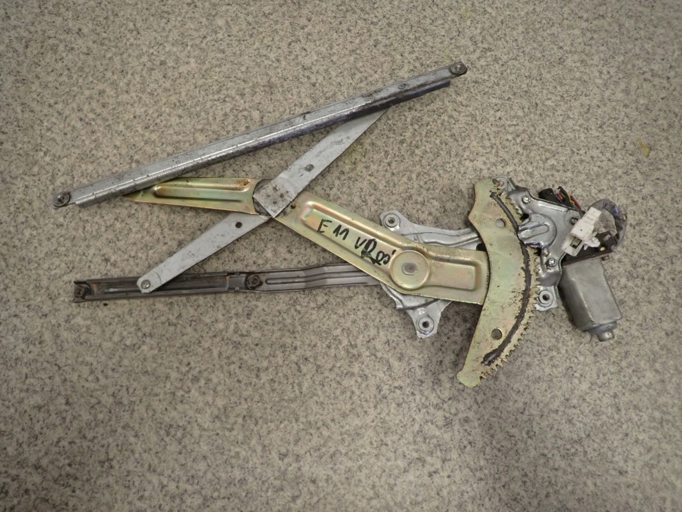 TOYOTA COROLLA E11 97- PODNOŚNIK SZYBY PRZÓD LEWY 1/4