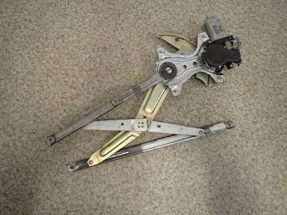 TOYOTA COROLLA E11 97- PODNOŚNIK SZYBY PRZÓD LEWY 2/4