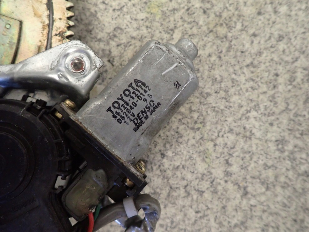 TOYOTA COROLLA E11 97- PODNOŚNIK SZYBY PRZÓD LEWY 3/4