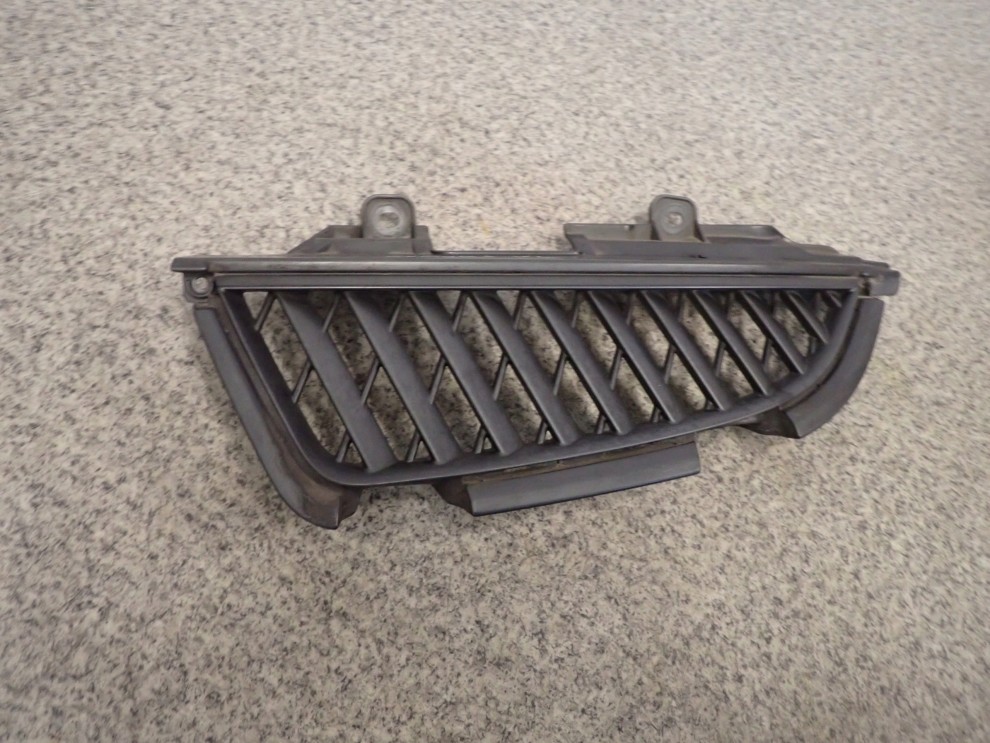 MITSUBISHI GRANDIS ATRAPA LEWA GRILL 3/6