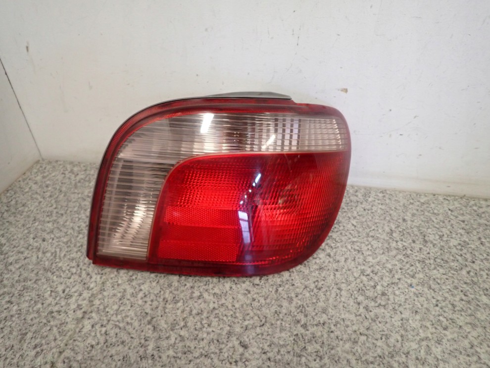 TOYOTA YARIS FR 99-02 LAMPA TYLNA PRAWA 1/5