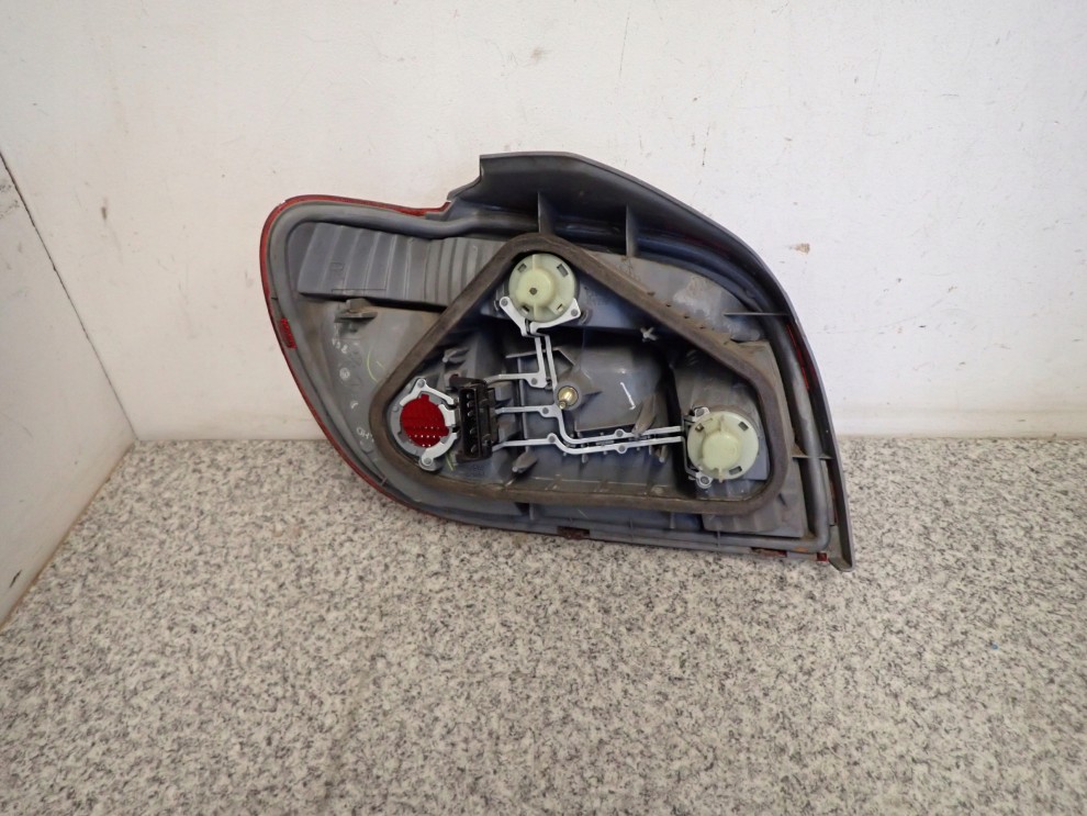 TOYOTA YARIS FR 99-02 LAMPA TYLNA PRAWA 2/5
