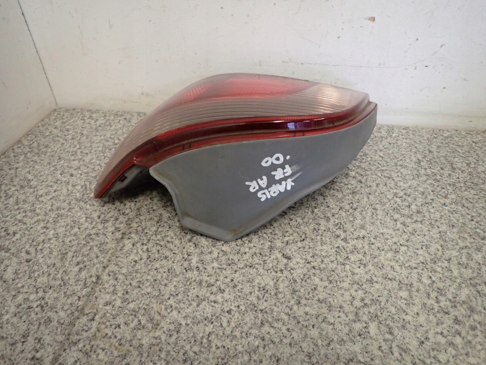 TOYOTA YARIS FR 99-02 LAMPA TYLNA PRAWA 3/5