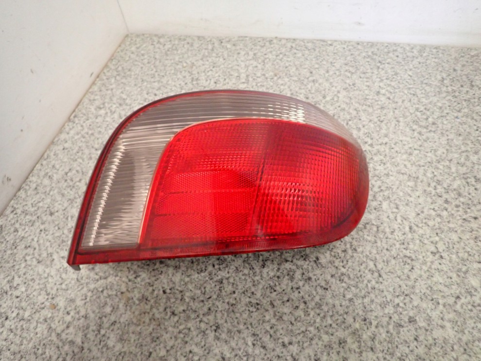 TOYOTA YARIS FR 99-02 LAMPA TYLNA PRAWA 4/5