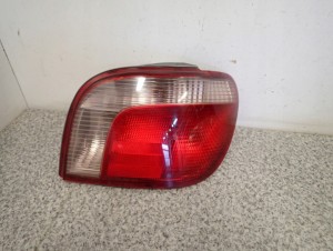 TOYOTA YARIS FR 99-02 LAMPA TYLNA PRAWA