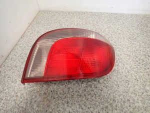 TOYOTA YARIS FR 99-02 LAMPA TYLNA PRAWA 4/5 MINIATURA