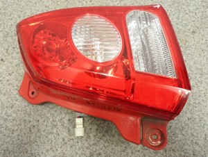 SUZUKI ALTO NISSAN PIXO 09- LAMPA TYLNA PRAWA 5/6 MINIATURA