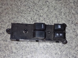SUZUKI SWIFT MK7 10- PANEL STEROWANIA SZYB LEWY 3/7 MINIATURA