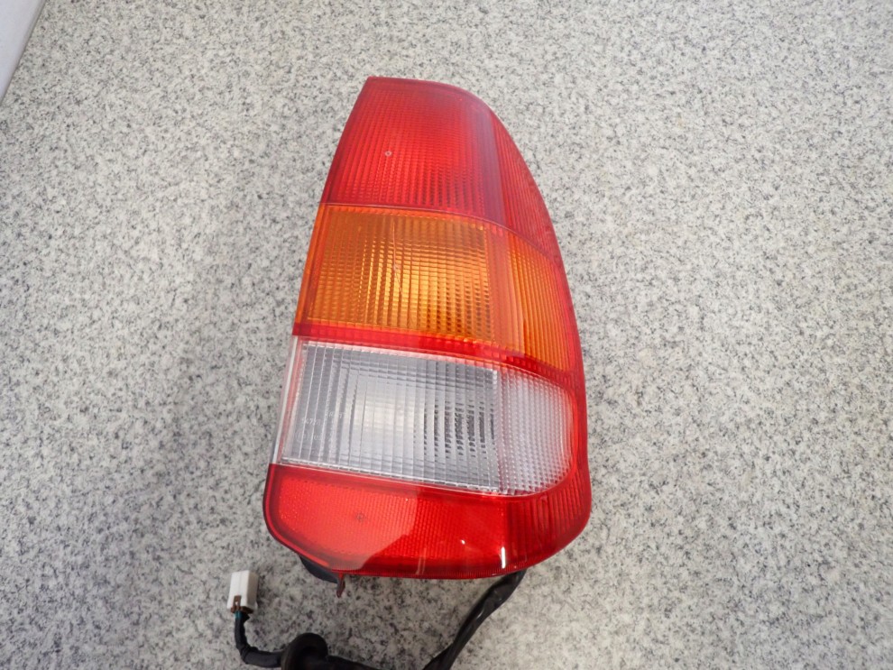 MITSUBISHI SPACE STAR 99-02 LAMPA TYLNA PRAWA 1/4