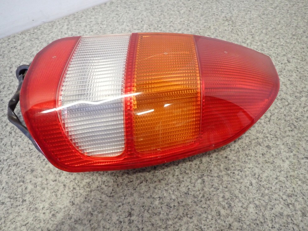 MITSUBISHI SPACE STAR 99-02 LAMPA TYLNA PRAWA 2/4