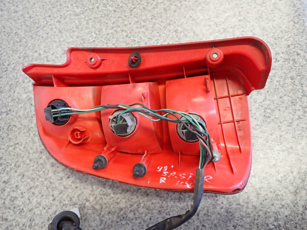 MITSUBISHI SPACE STAR 99-02 LAMPA TYLNA PRAWA 4/4