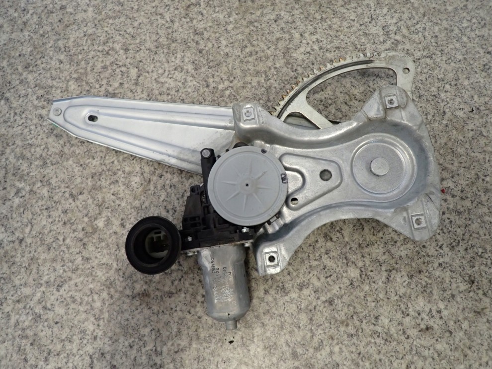 TOYOTA AURIS 06-12 5d PODNOŚNIK SZYBY TYLNY PRAWY 1/4