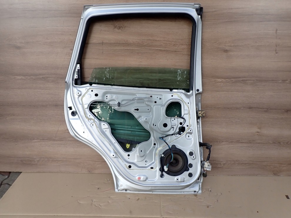 NISSAN ALMERA TINO DRZWI TYLNE LEWE KL0 6/8