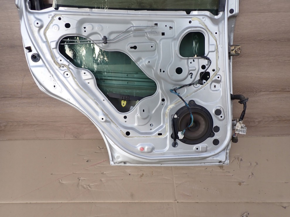 NISSAN ALMERA TINO DRZWI TYLNE LEWE KL0 8/8