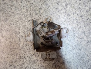 SUZUKI ALTO NISSAN PIXO 09- ZAMEK MASKI 2/2 MINIATURA
