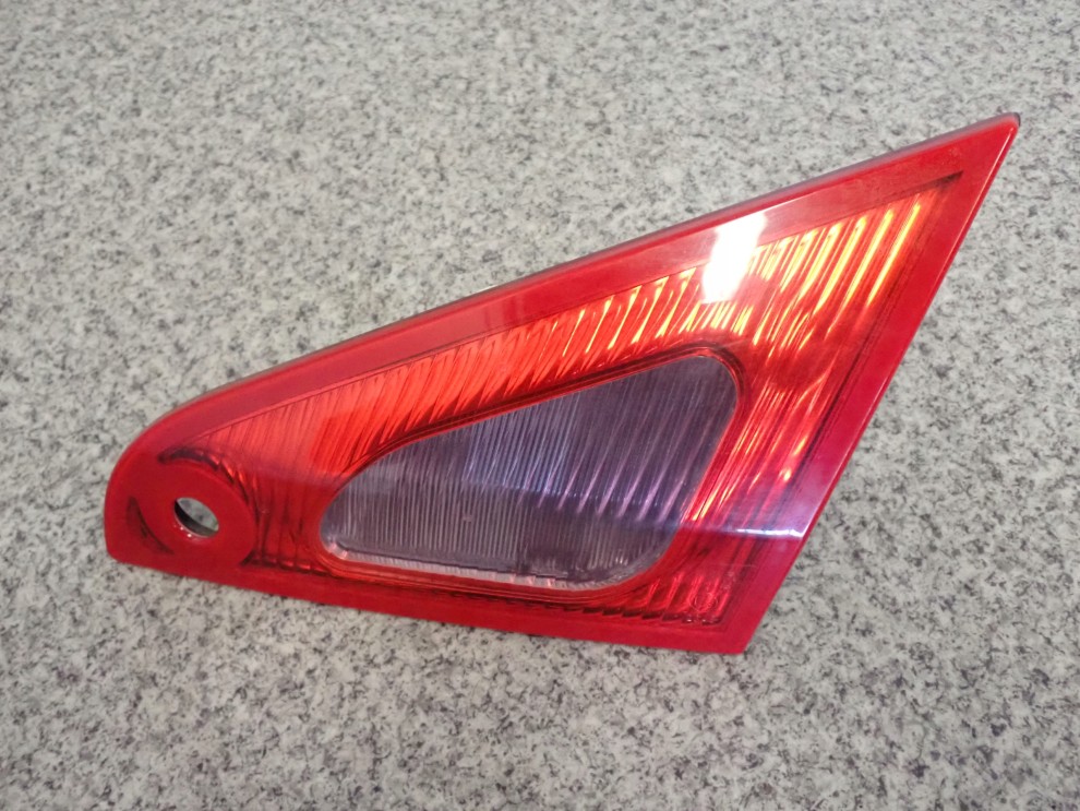 MITSUBISHI COLT 3d 04-09 LAMPA TYLNA PRAWA W KLAPĘ 2/4