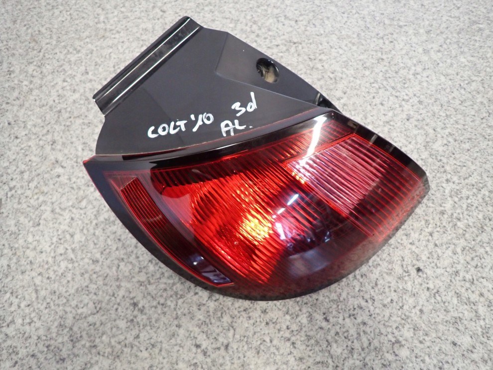 MITSUBISHI COLT 3d 09- LAMPA TYLNA LEWA W BŁOTNIK 4/6