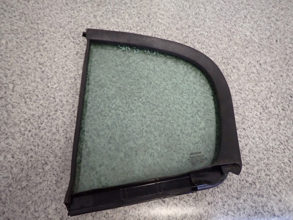 NISSAN ALMERA N16 HB 00-06 SZYBA TYLNA PRAWA 4/4