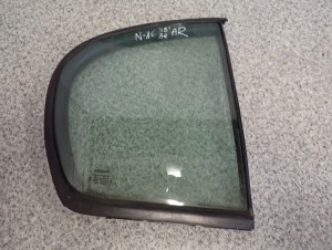 NISSAN ALMERA N16 HB 00-06 SZYBA TYLNA PRAWA 2/4 MINIATURA