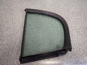 NISSAN ALMERA N16 HB 00-06 SZYBA TYLNA PRAWA 4/4 MINIATURA