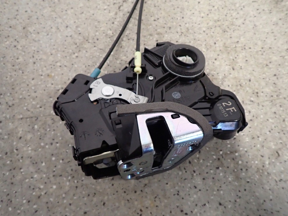 TOYOTA IQ 08-15 ZAMEK DRZWI PRAWY 4/5