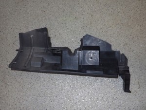 NISSAN NOTE E12 DCI 13- OSŁONA ZAMKA MASKI PLASTIK 4/5 MINIATURA