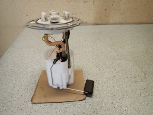 NISSAN NOTE E12 POMPA PALIWA W ZBIORNIK PŁYWAK 4/4 MINIATURA