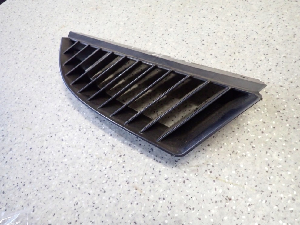 MITSUBISHI COLT 03-09 ATRAPA PRZEDNIA PRAWA KRATA WLOTU POWIETRZA 3/5