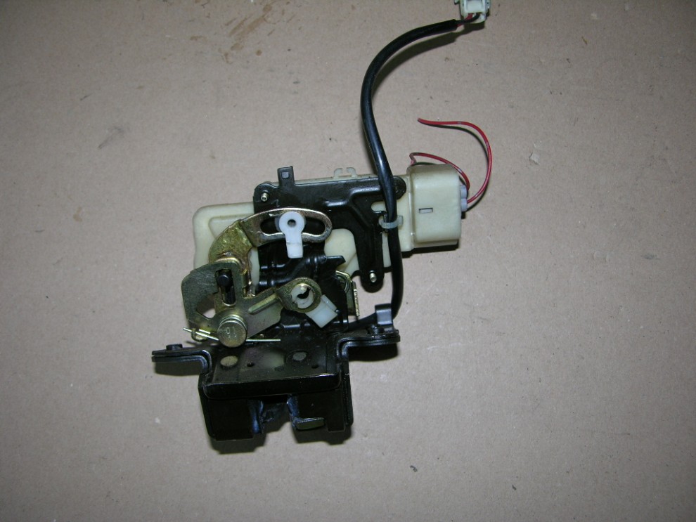 MAZDA 323 BJ F 98- ZAMEK KLAPY BAGAŻNIKA SIŁOWNIK 1/2