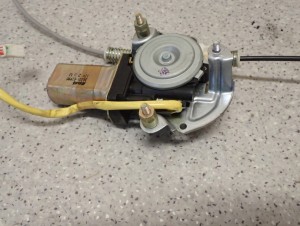 MAZDA MPV 02- PODNOŚNIK SZYBY DRZWI PRZEDNI PRAWY 3/6 MINIATURA