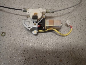 MAZDA MPV 02- PODNOŚNIK SZYBY DRZWI PRZEDNI PRAWY 5/6 MINIATURA