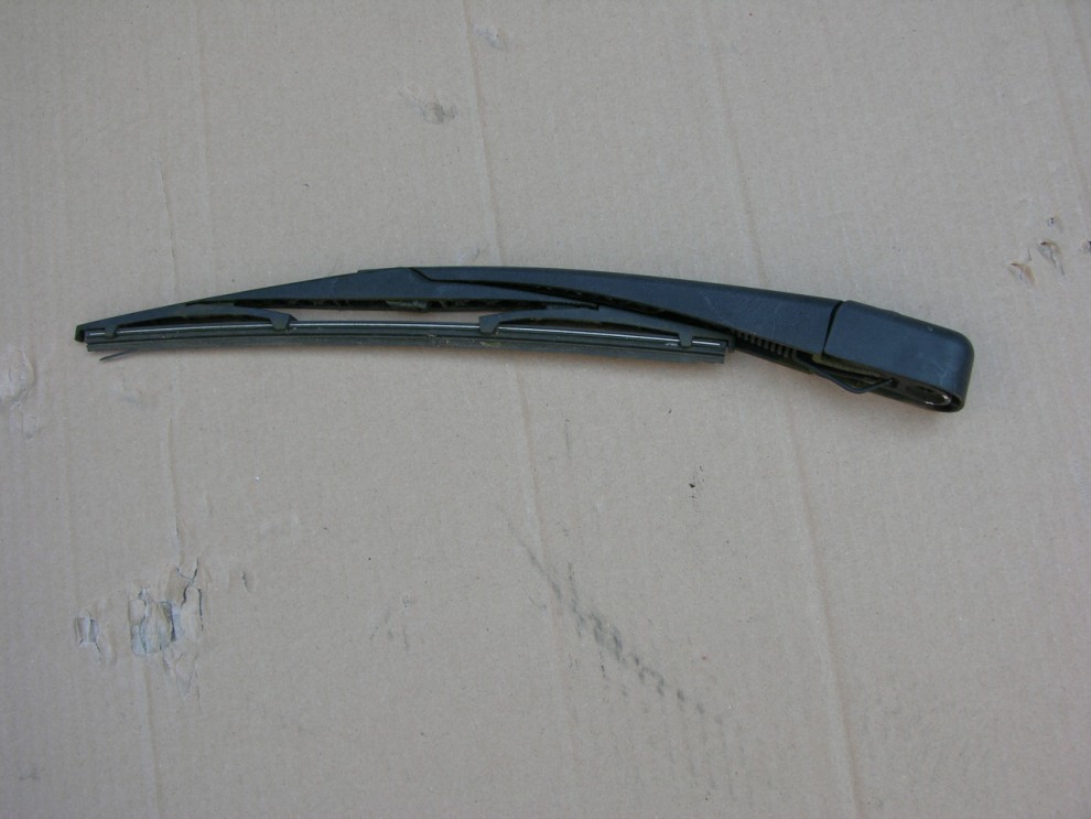 KIA CEED HB 5d 06-12 RAMIE WYCIERACZKI TYŁ KLAPY 1/2