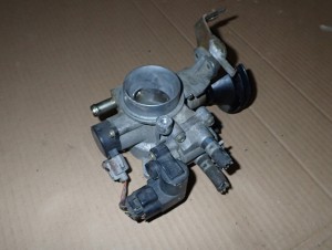 TOYOTA YARIS 99-05 1.0i PRZEPUSTNICA 6/6 MINIATURA