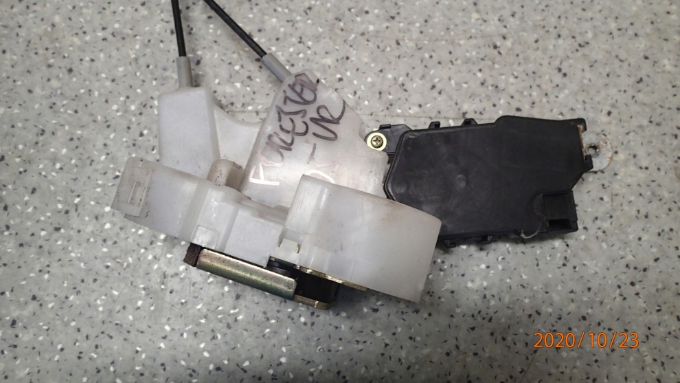 SUBARU FORESTER II 05-07 ZAMEK DRZWI PRZEDNI PRAWY 1/3