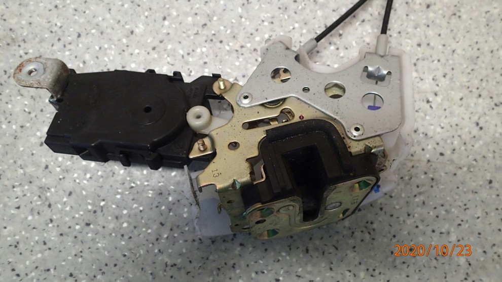 SUBARU FORESTER II 05-07 ZAMEK DRZWI PRZEDNI PRAWY 2/3