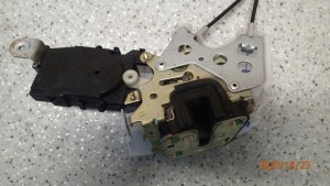 SUBARU FORESTER II 05-07 ZAMEK DRZWI PRZEDNI PRAWY 2/3 MINIATURA