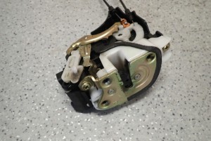 MITSUBISHI GRANDIS 03-11 ZAMEK DRZWI TYLNY PRAWY 2/4 MINIATURA