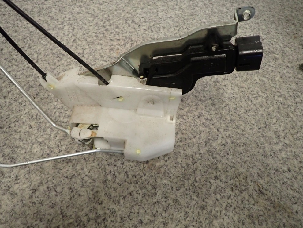 SUZUKI ALTO 09- PIXO ZAMEK DRZWI PRZEDNICH PRAWYCH 6/7