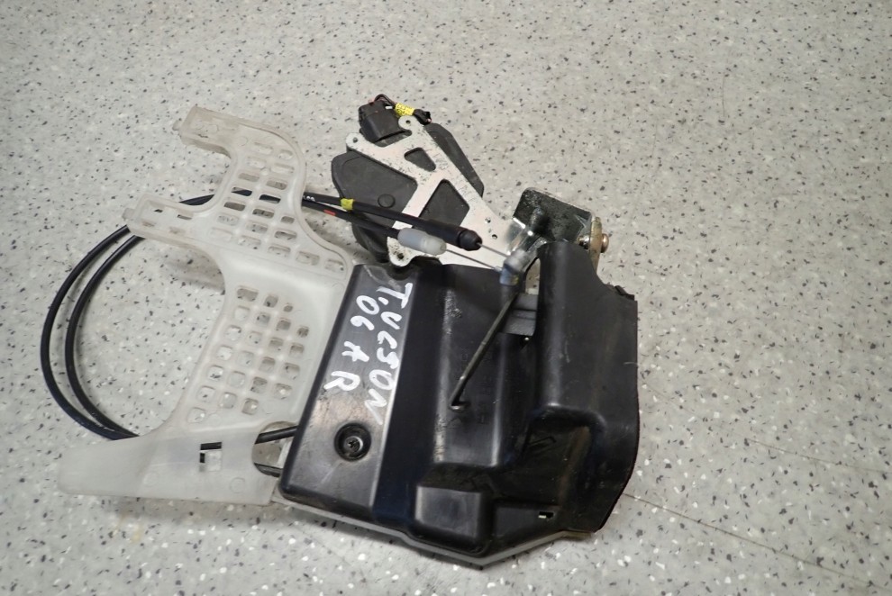 HYUNDAI TUCSON 04- 09 ZAMEK DRZWI TYLNY PRAWY 2/5