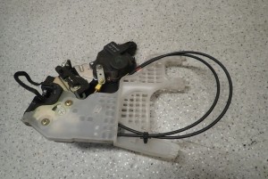 HYUNDAI TUCSON 04- 09 ZAMEK DRZWI TYLNY PRAWY 3/5 MINIATURA