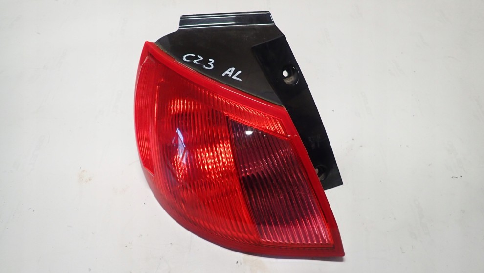 MITSUBISHI COLT 3d 04- LAMPA TYLNA LEWA W BŁOTNIK 1/4