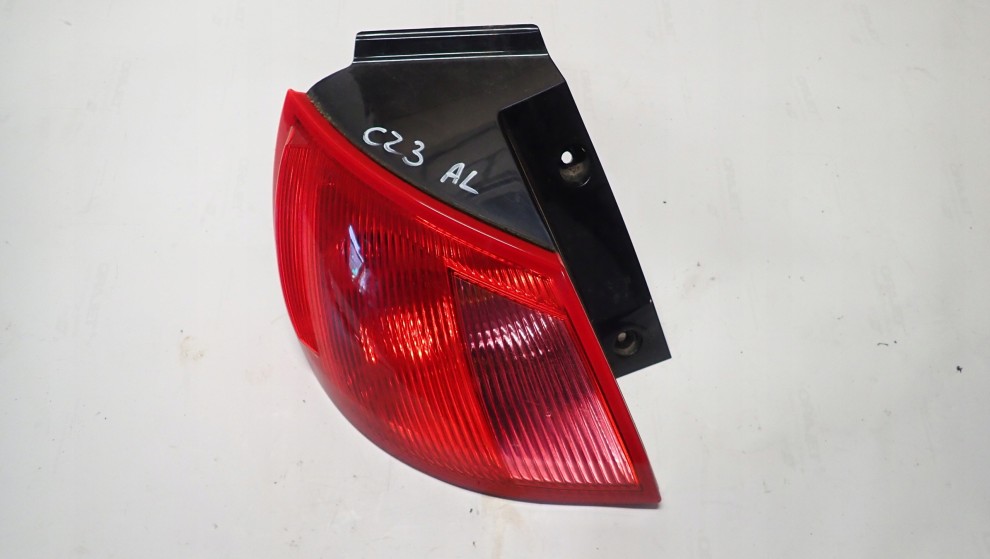 MITSUBISHI COLT 3d 04- LAMPA TYLNA LEWA W BŁOTNIK 2/4